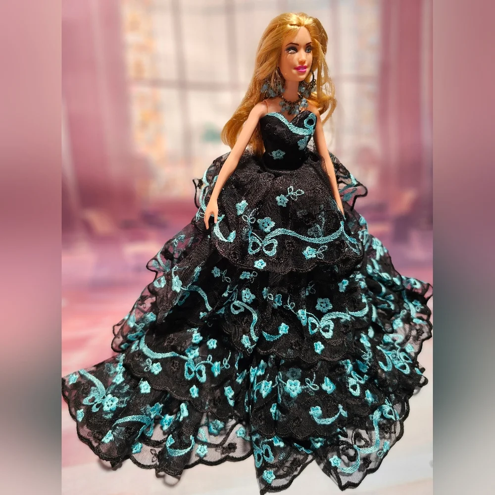 FASHIONISTA BARBIE DOLL FASHIONABLE GOWN, JEWELRY ACCESSORIE